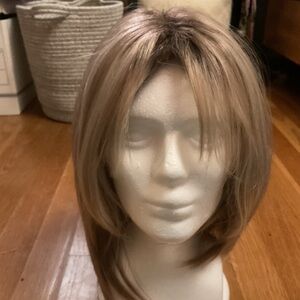Elegant Light Brown Women's Wig